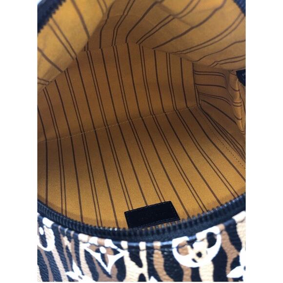 Louis Vuitton Jungle Monogram Palm Springs PM Backpack Limited Edition 🦄 - Picture 10 of 13